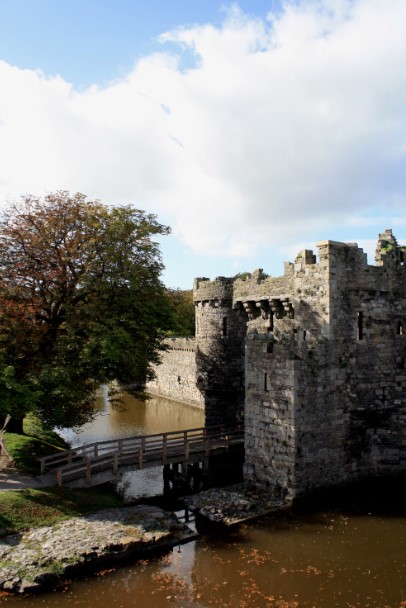 wales - castle street beaumaris from unsplash