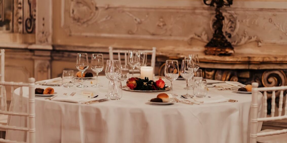 roamsn dining table